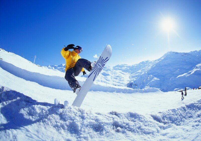 Une Paire De Chaussures De Ski Assis Dans La Neige Sur Une Pente De  Montagne Avec Un Snowboard Attaché à La Botte Et Un Snowboard Illustration  Stock - Illustration du neige, initialisations